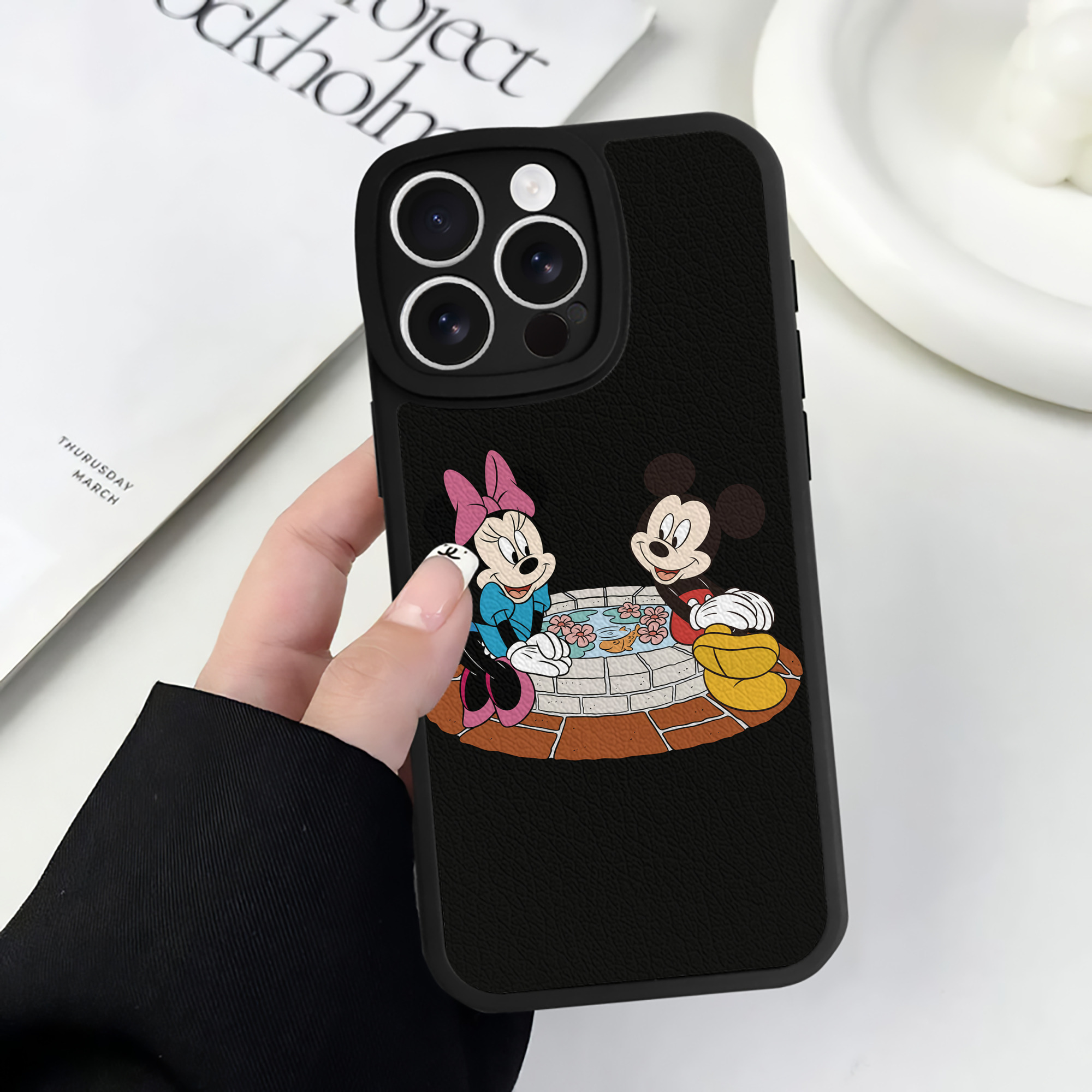 （画像用） ミッキーマウス Mickey Mouse 【iPhone 16シリーズ対応】シリコンスマホケース（レザー調） 材質：シリコン